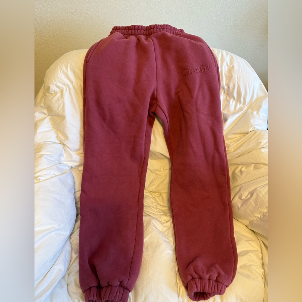 Comfrt berry color sweatpants with pockets!